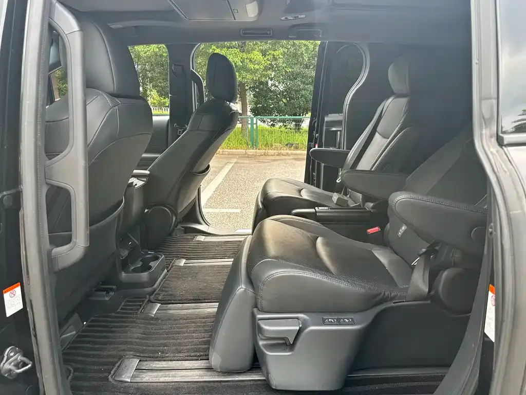 Toyota Granvia — фото 6