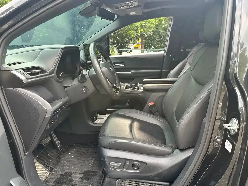 Toyota Granvia — фото 3