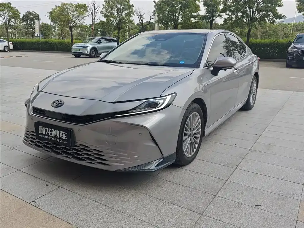 Toyota Camry — фото 1