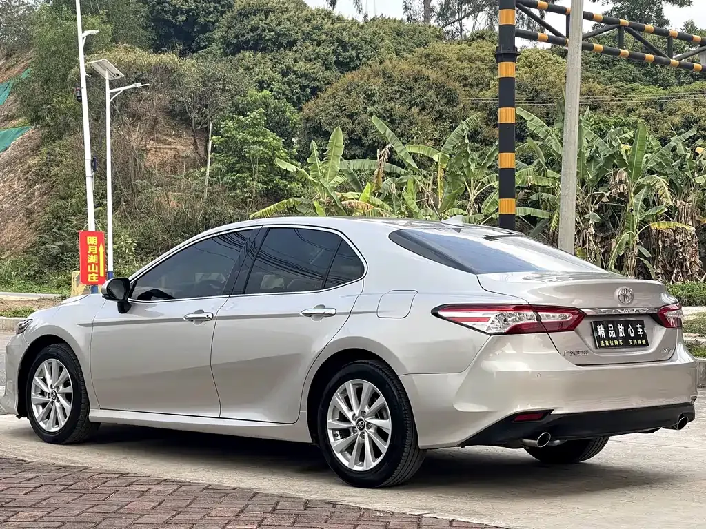 Toyota Camry — фото 4