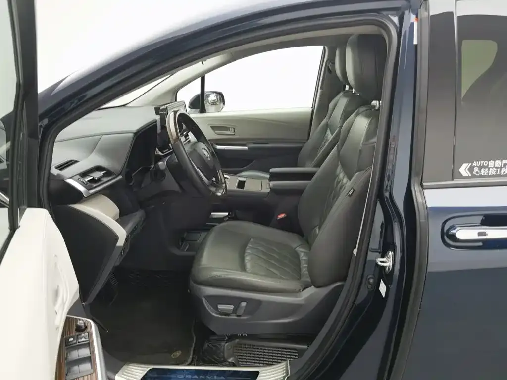 Toyota Granvia — фото 8