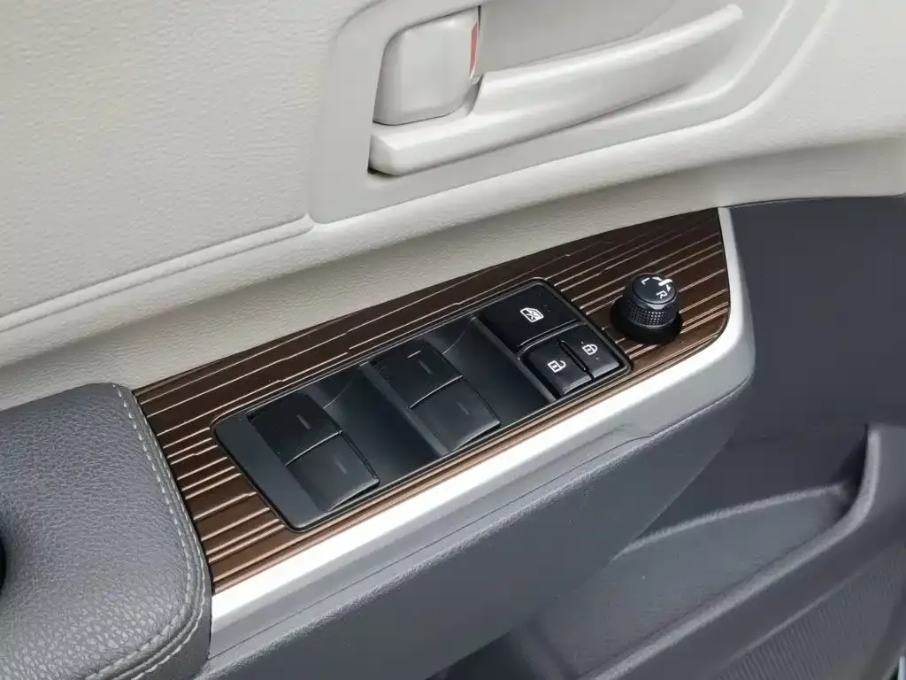 Toyota Granvia — фото 7