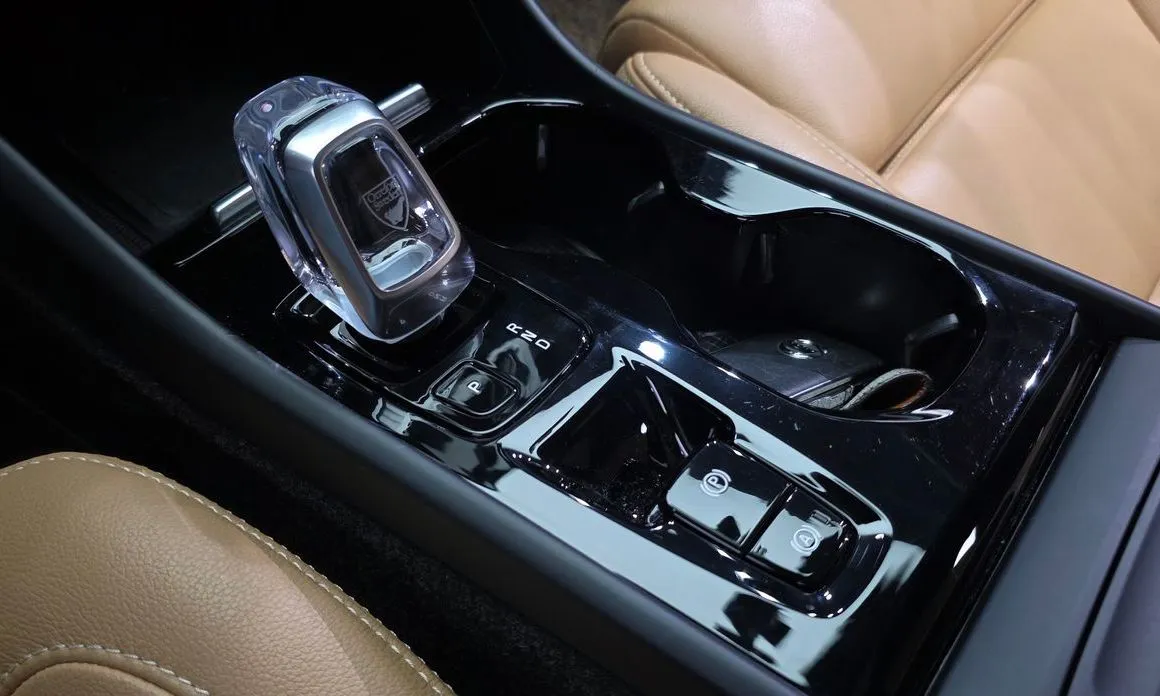 Volvo XC40 — фото 10