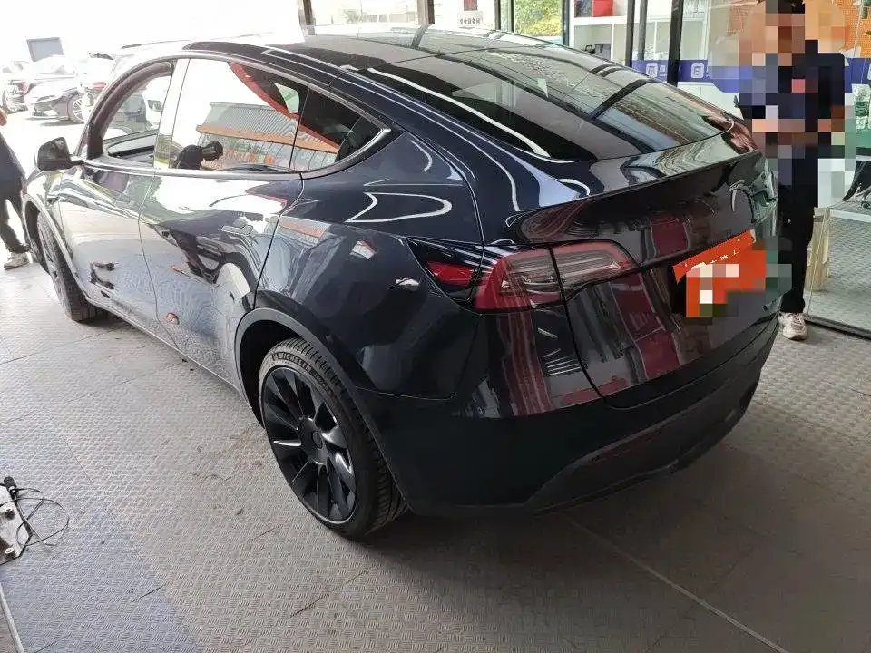 Tesla Model Y — фото 10