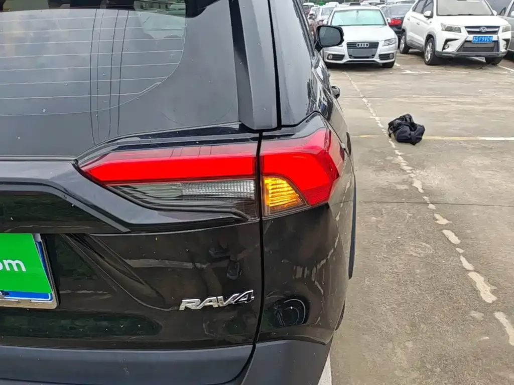 Toyota RAV4 — фото 6