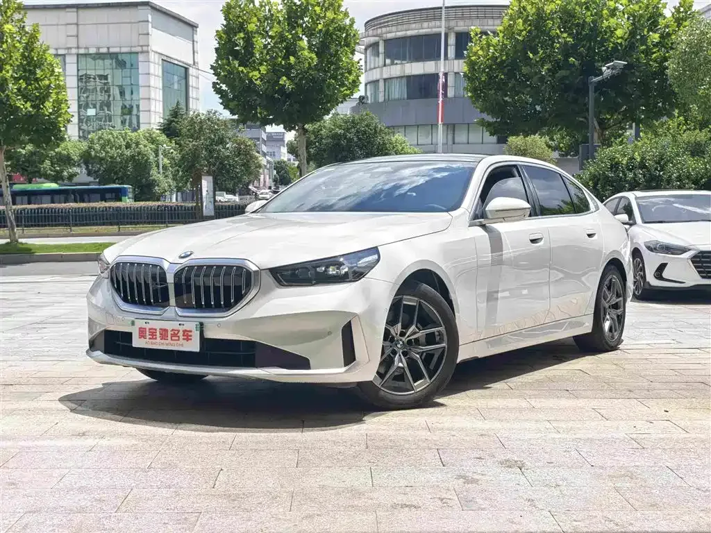 BMW 5 Series — фото 1