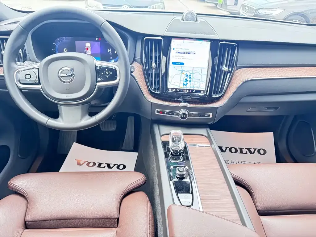 Volvo XC60 — фото 9