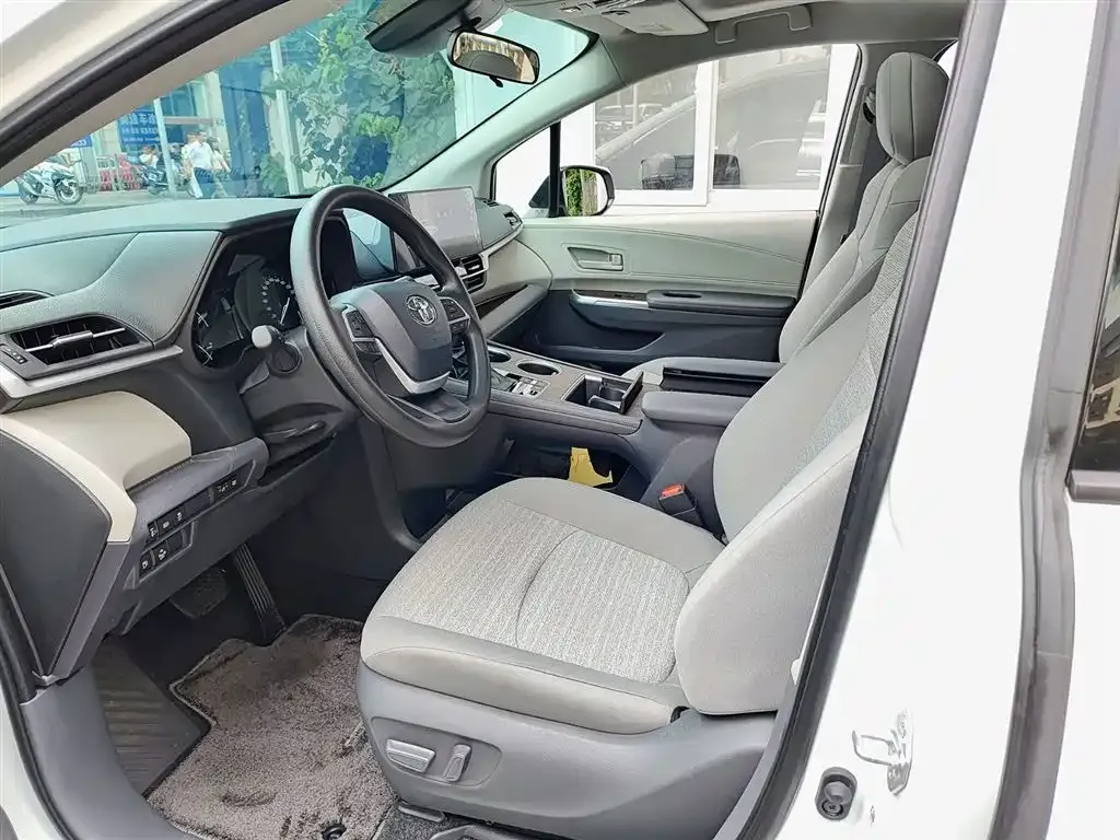 Toyota Sienna 2024 из CN, фото 2