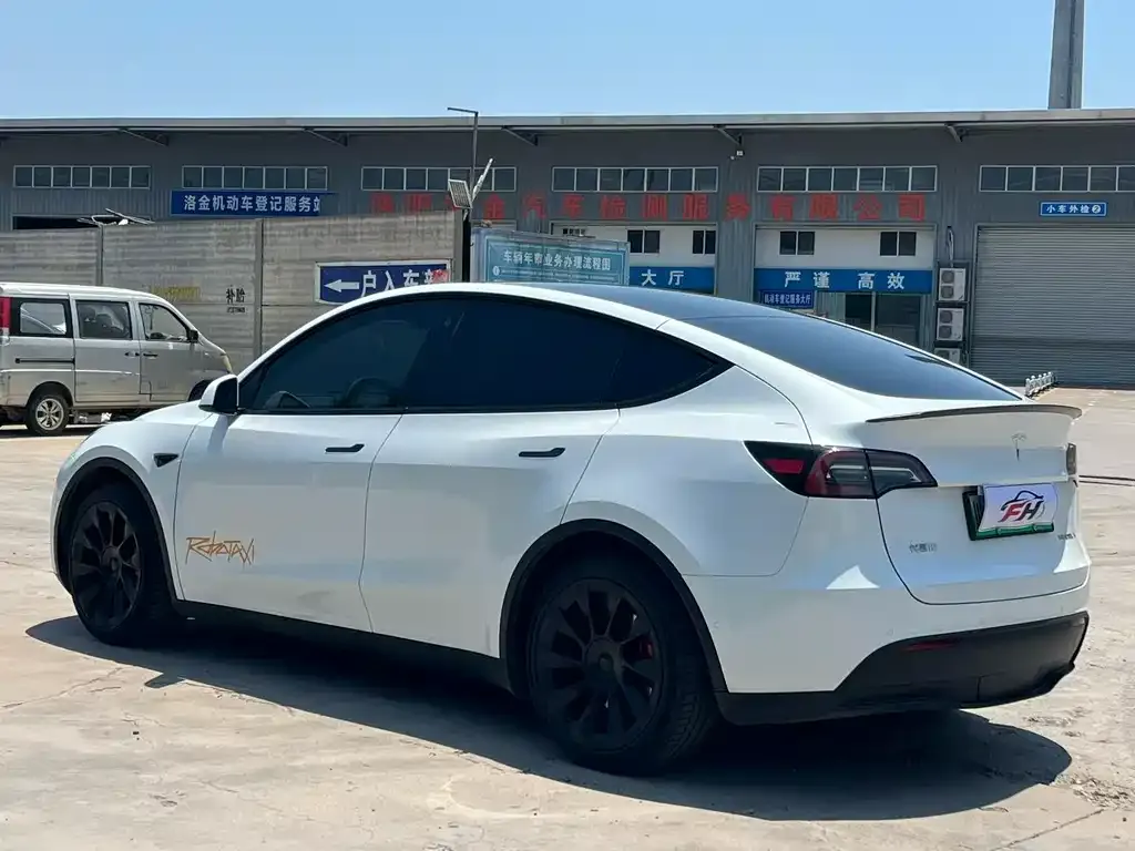 Tesla Model Y — фото 2