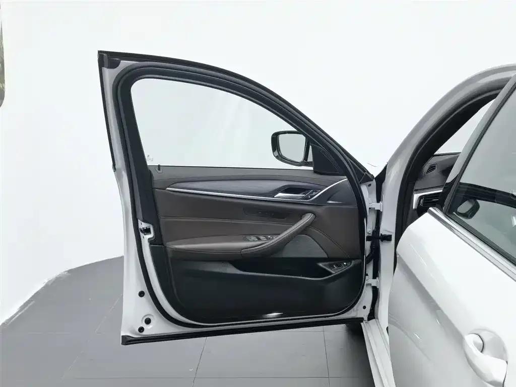 BMW 5 Series New Energy — фото 4
