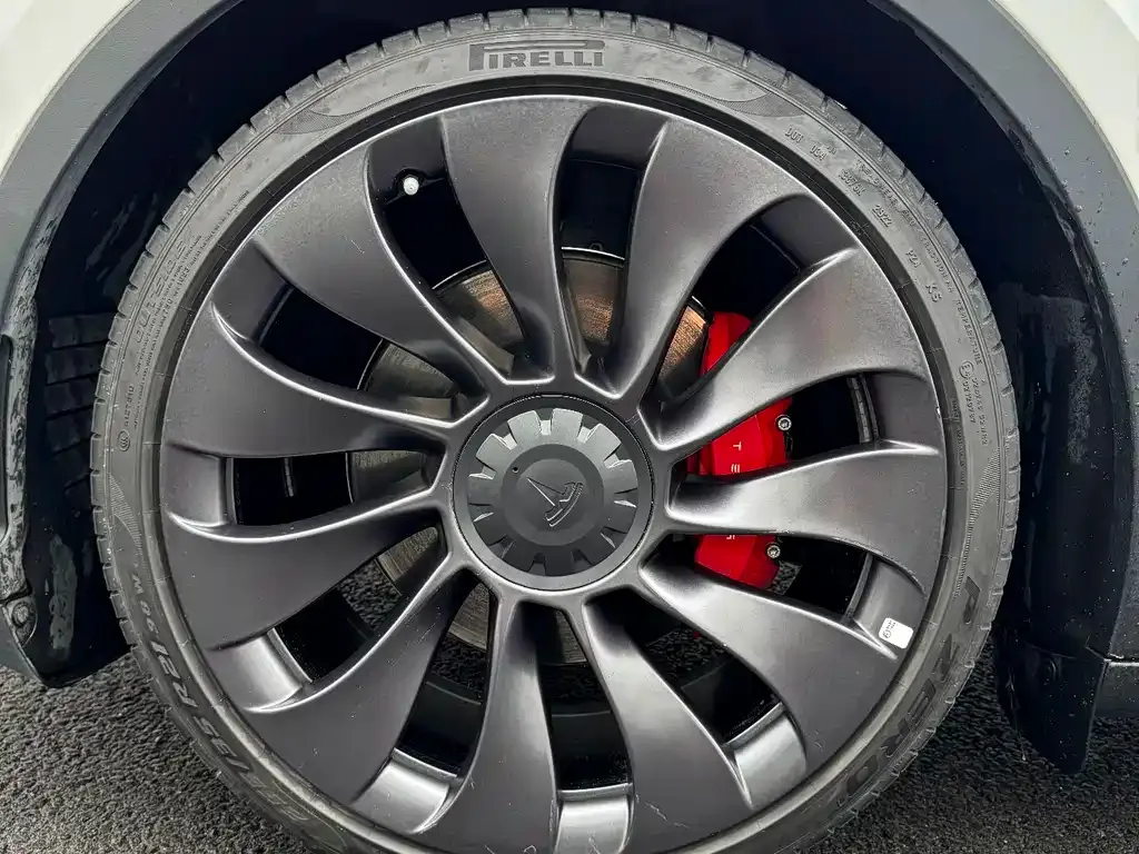 Tesla Model Y — фото 8