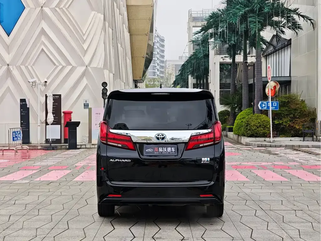 Toyota Alphard — фото 3