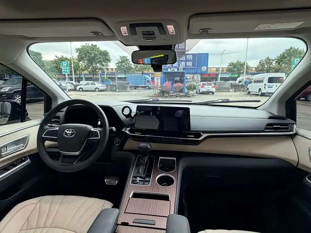 Toyota Granvia — фото 10