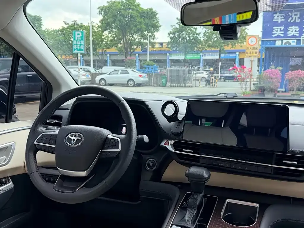 Toyota Granvia — фото 2