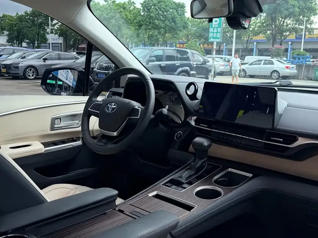 Toyota Granvia — фото 3