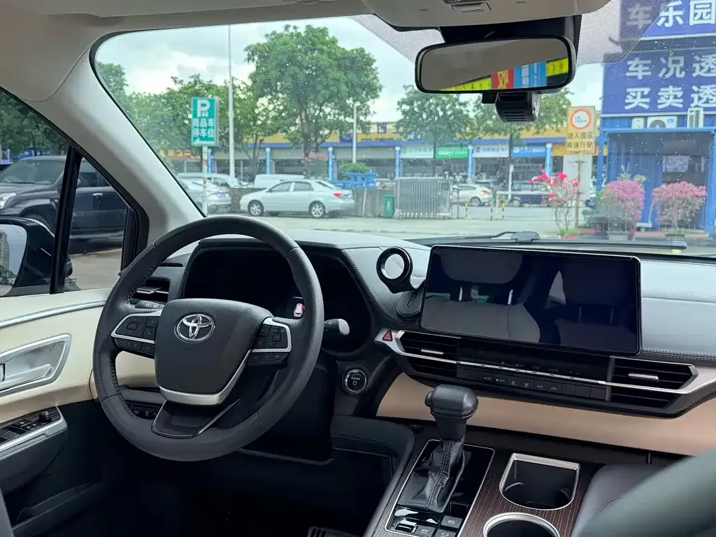 Toyota Granvia — фото 4