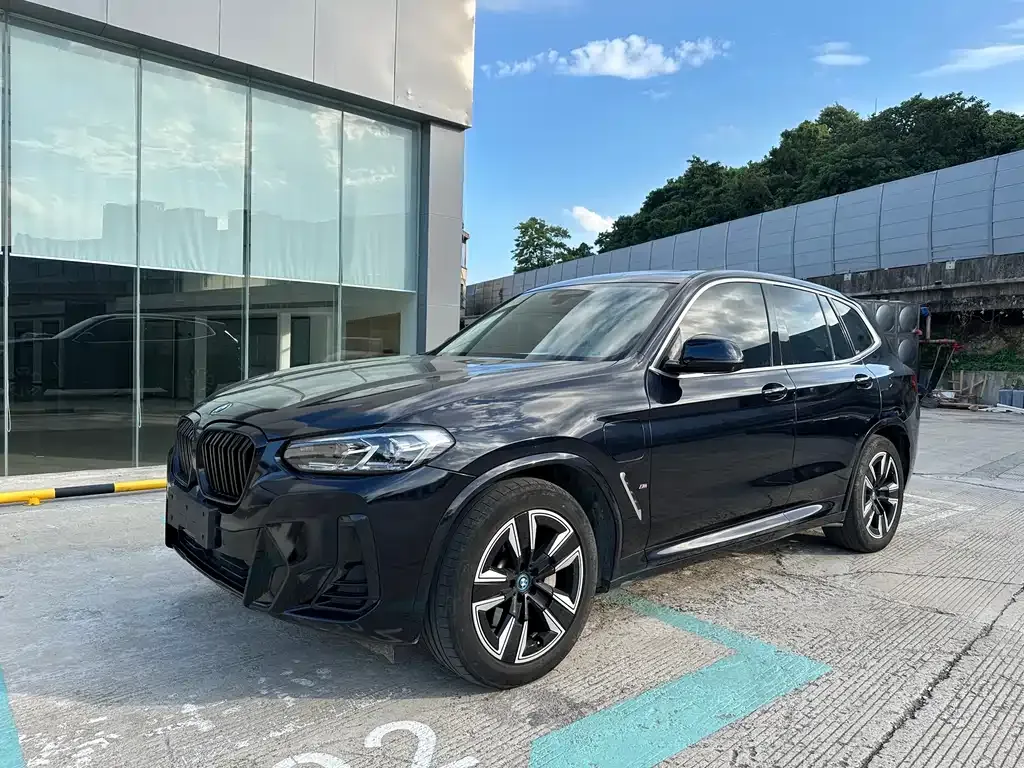 BMW iX3 — фото 1