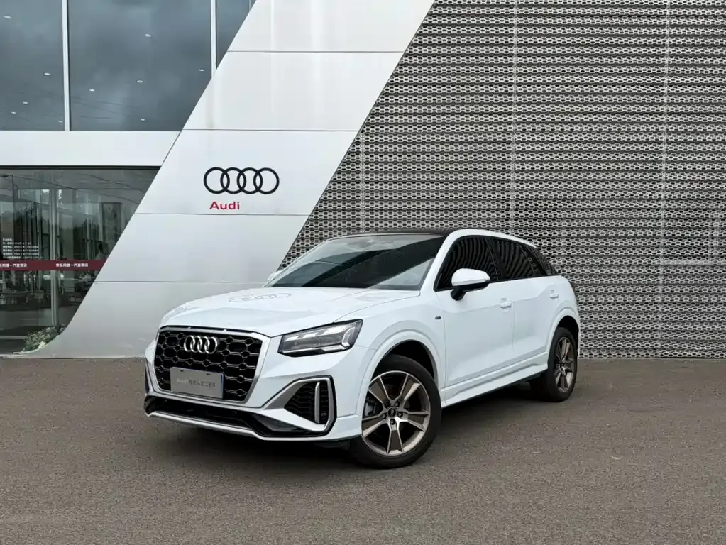 Audi Q2L — фото 1