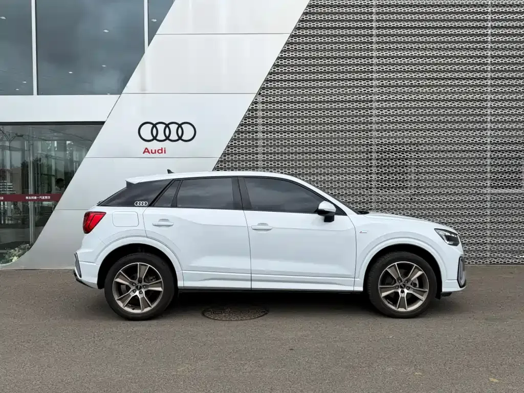 Audi Q2L — фото 9