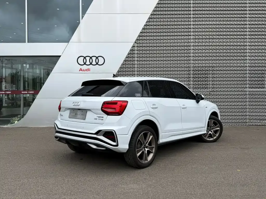 Audi Q2L — фото 5