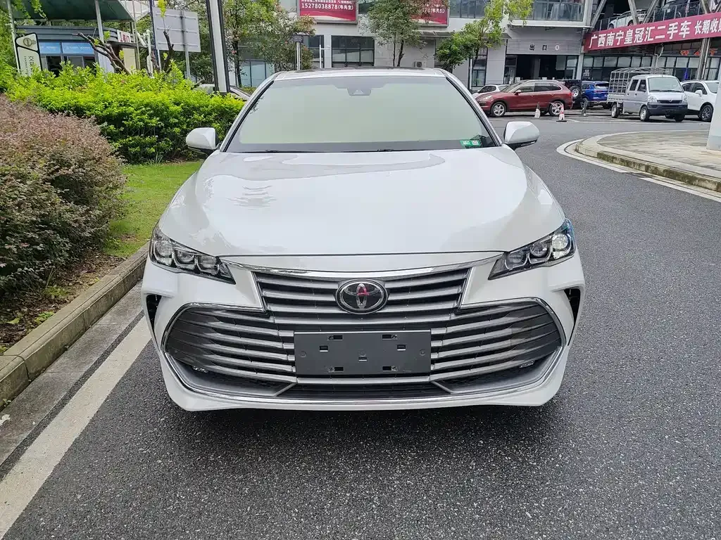 Toyota Avalon — фото 1