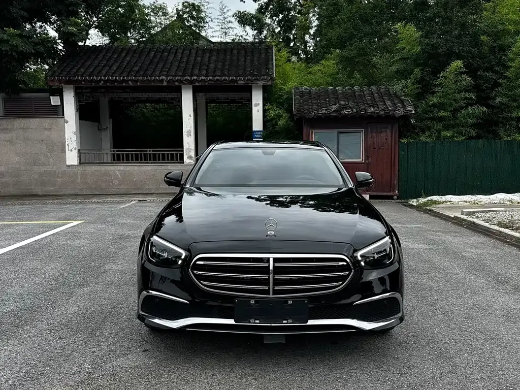 Mercedes-Benz E-Class — фото 1