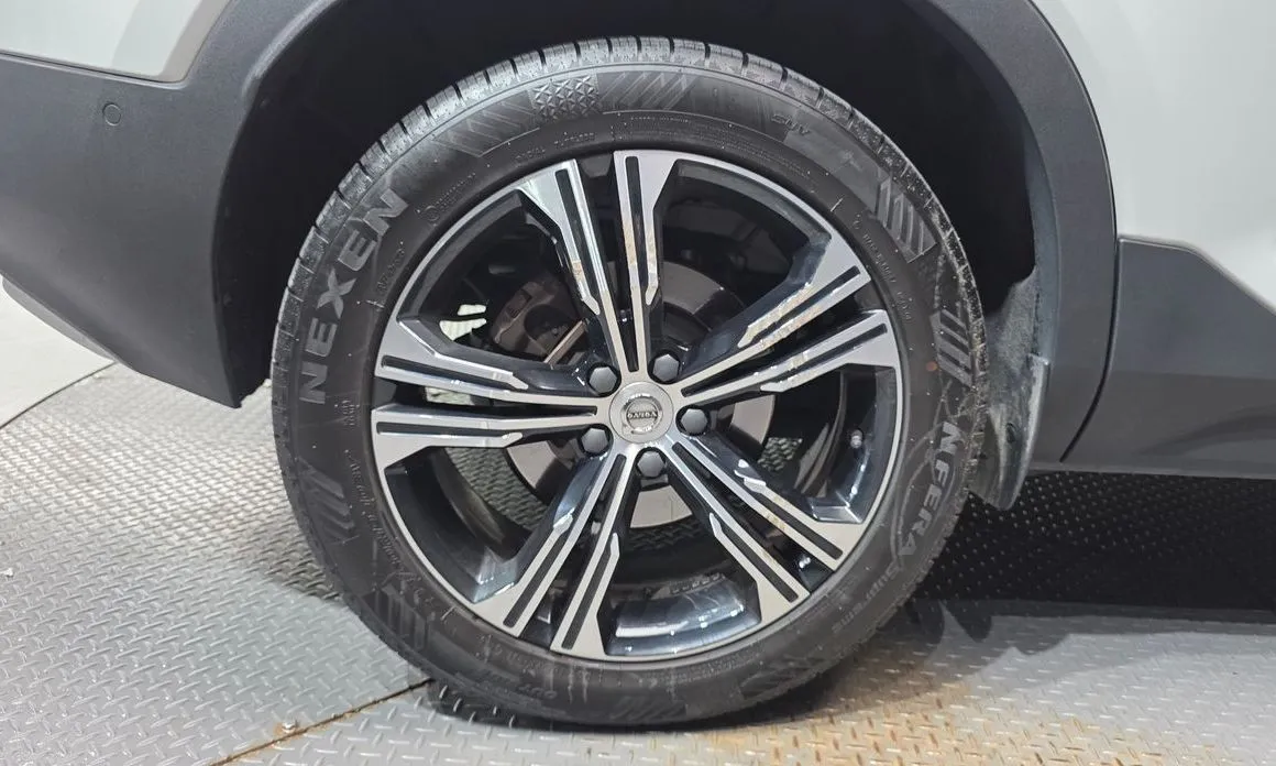 Volvo XC40 — фото 10