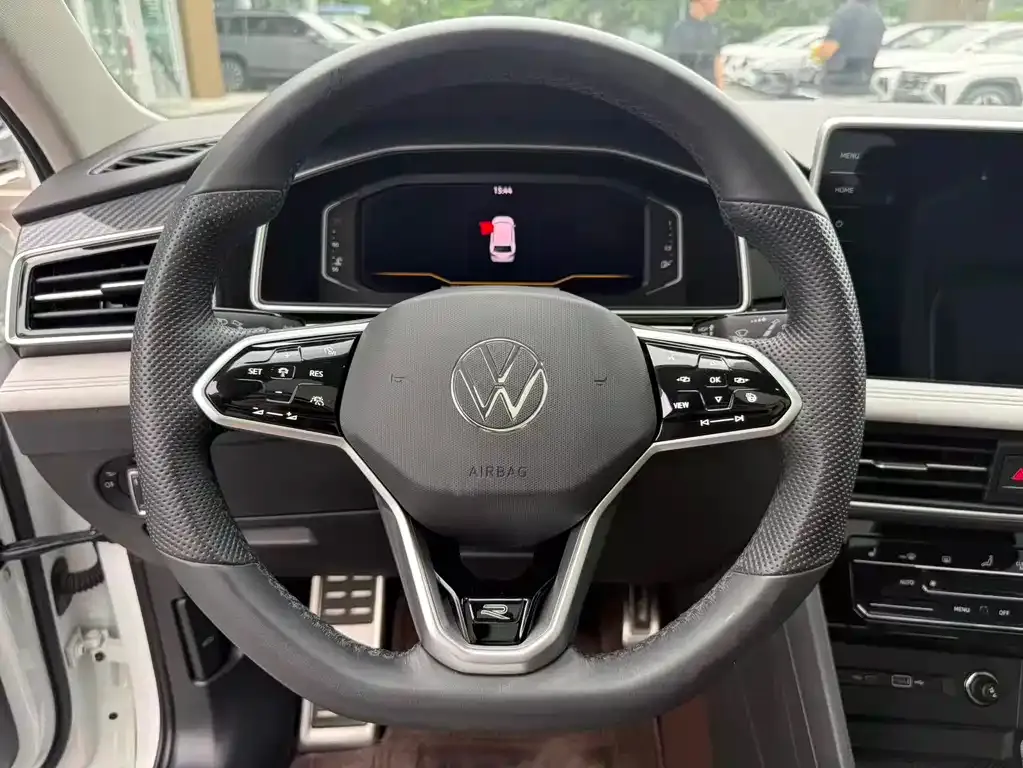 Volkswagen Tiguan L — фото 5