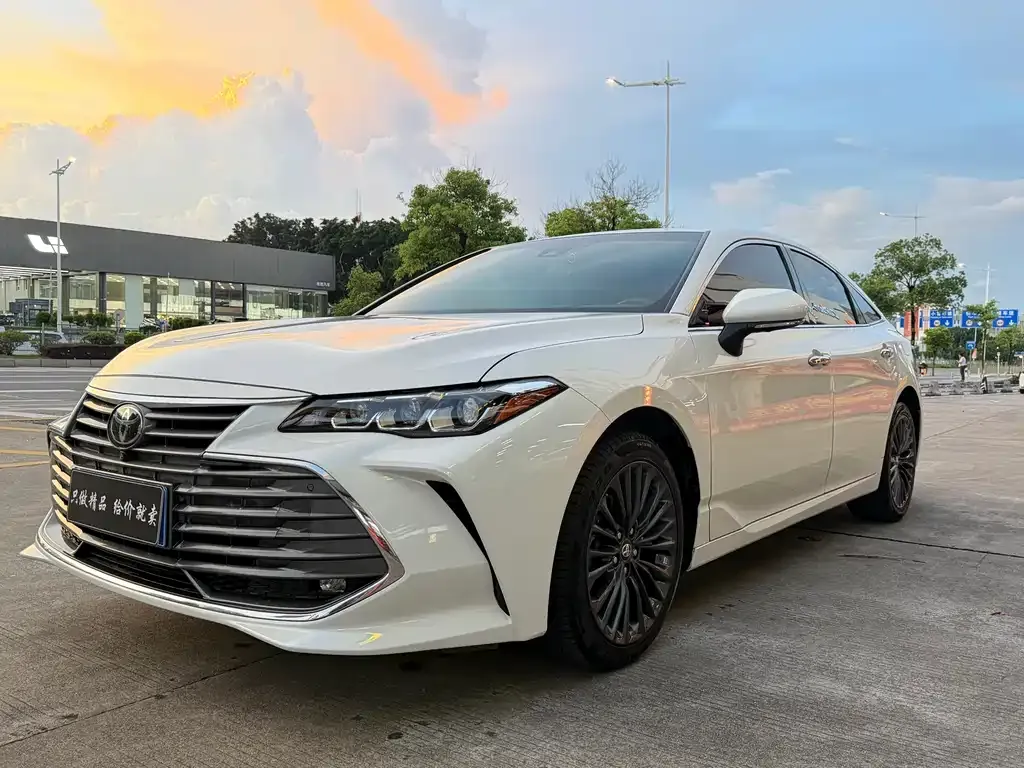 Toyota Avalon — фото 1
