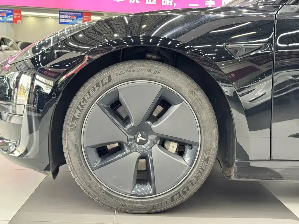 Tesla Model 3 — фото 10