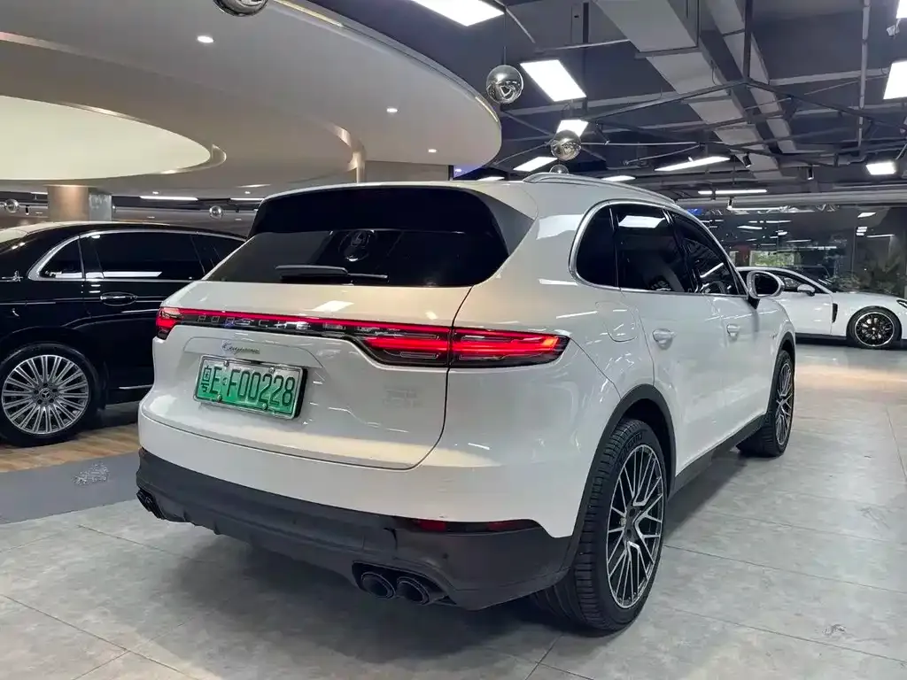 Porsche Cayenne Hybrid — фото 7