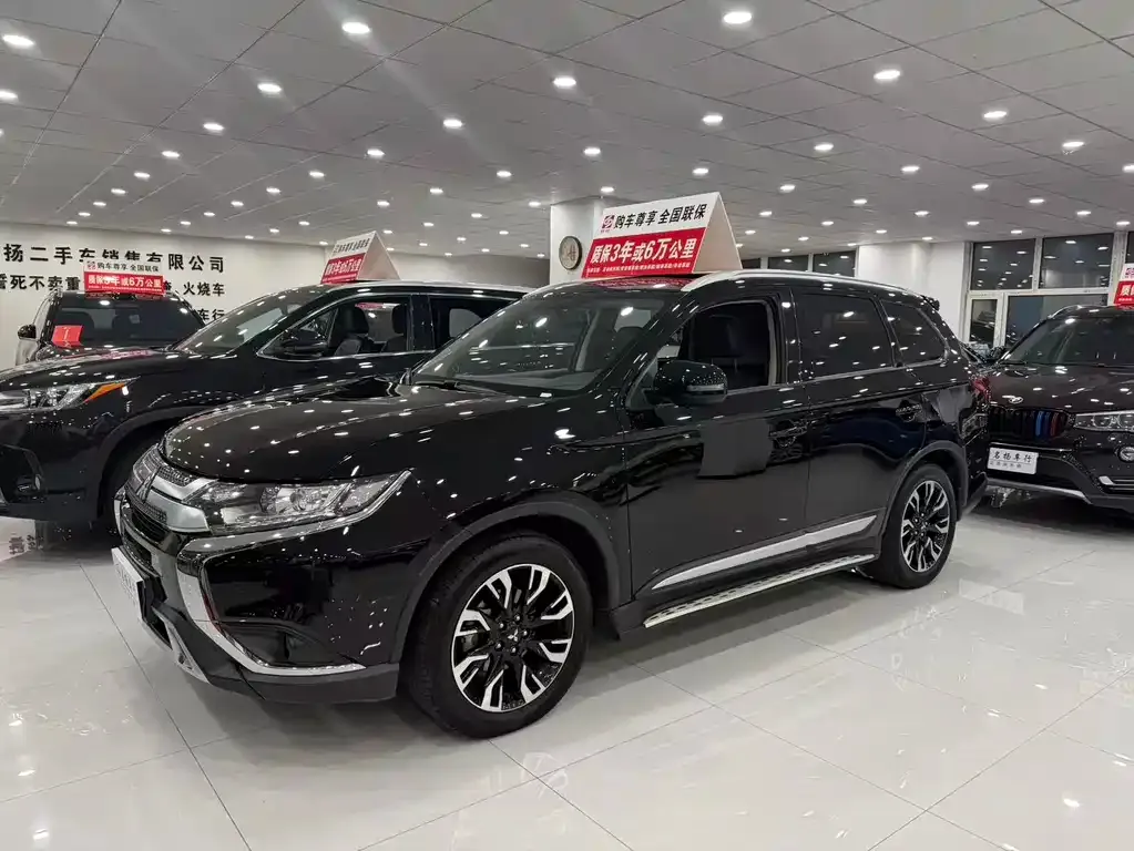 Mitsubishi Outlander — фото 1