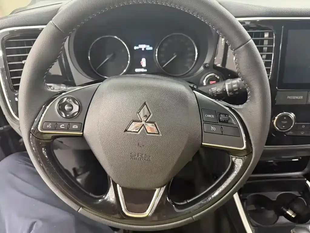 Mitsubishi Outlander — фото 3