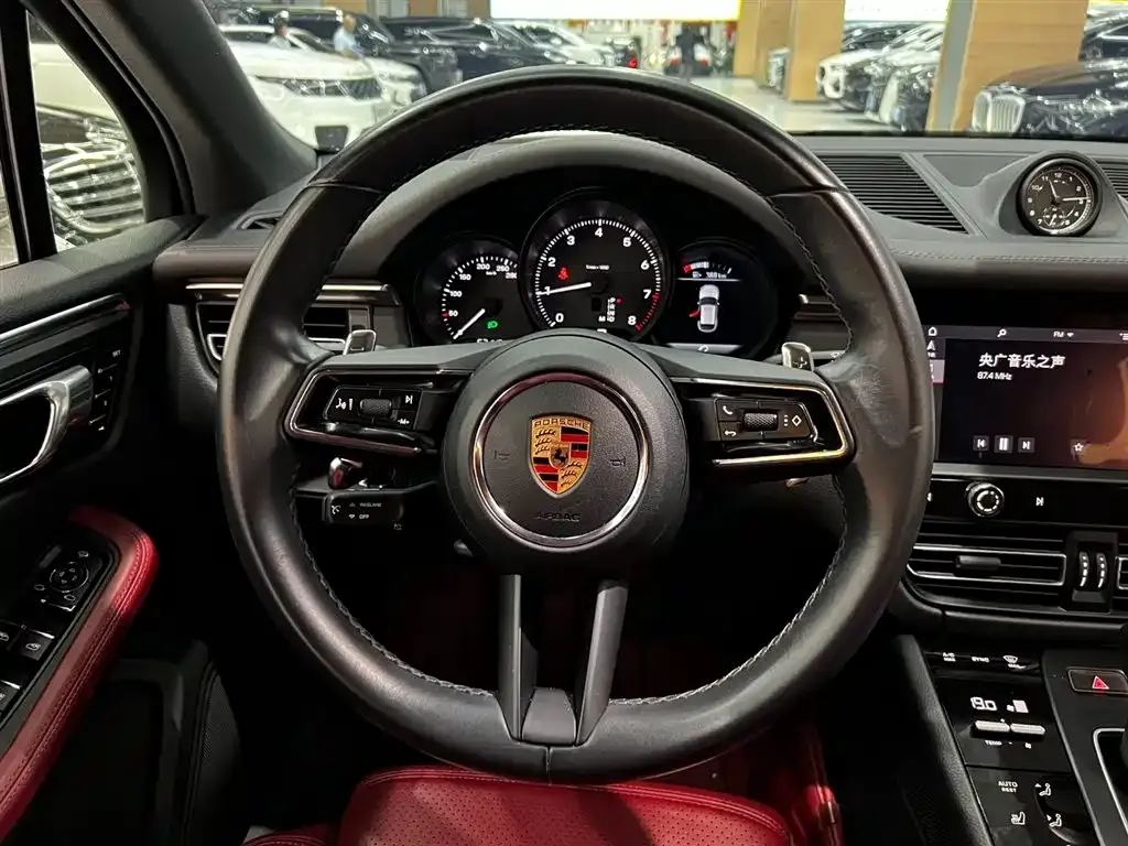Porsche Macan — фото 9