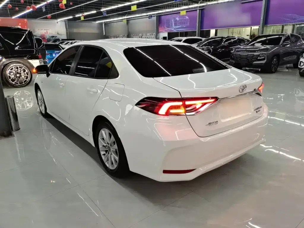 Toyota Corolla — фото 10