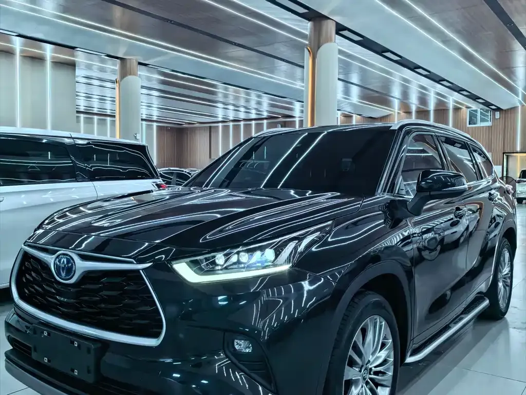 Toyota Highlander — фото 1