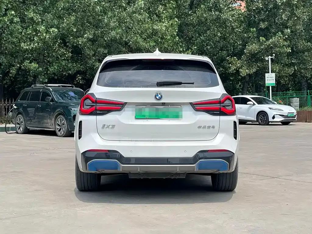 BMW iX3 — фото 10