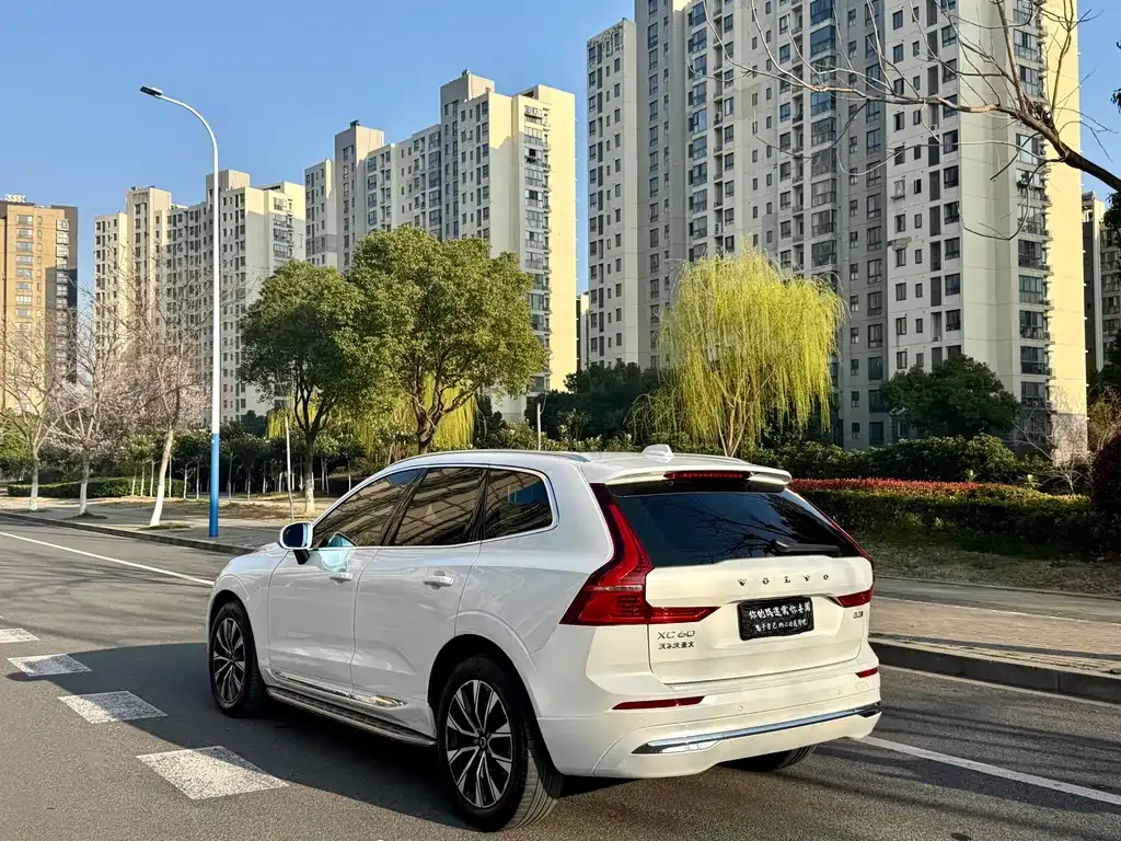 Volvo XC60 — фото 9