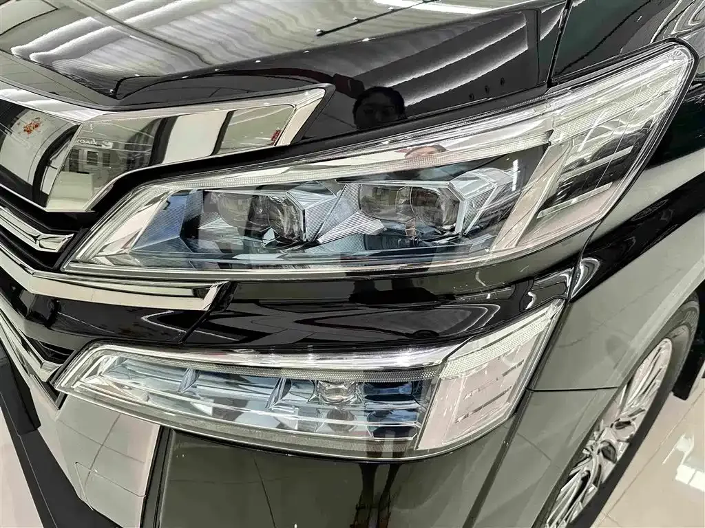 Toyota Vellfire — фото 10