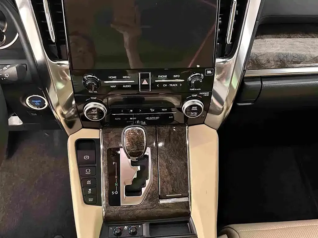 Toyota Vellfire — фото 3
