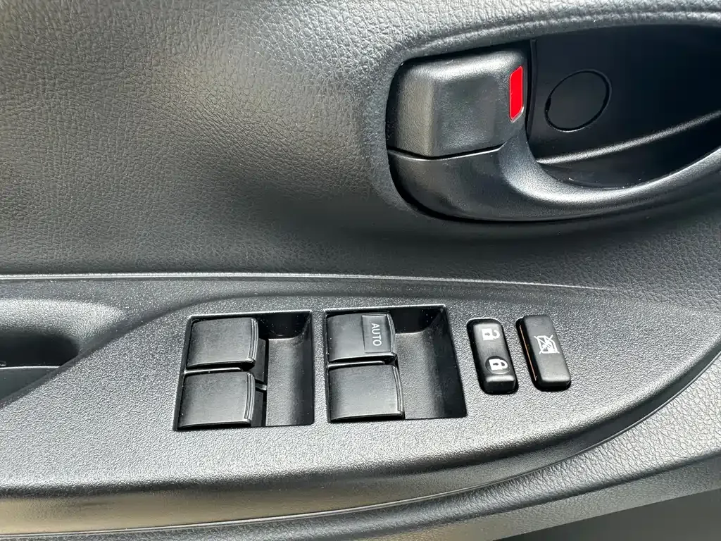 Toyota Yaris L — фото 7