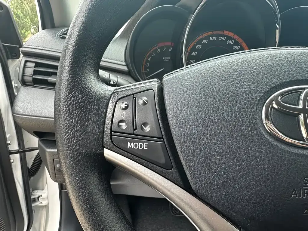 Toyota Yaris L — фото 5