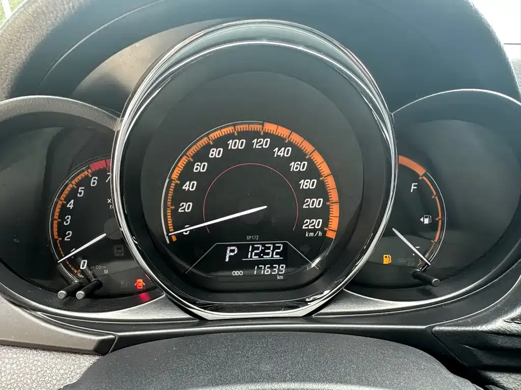Toyota Yaris L — фото 2