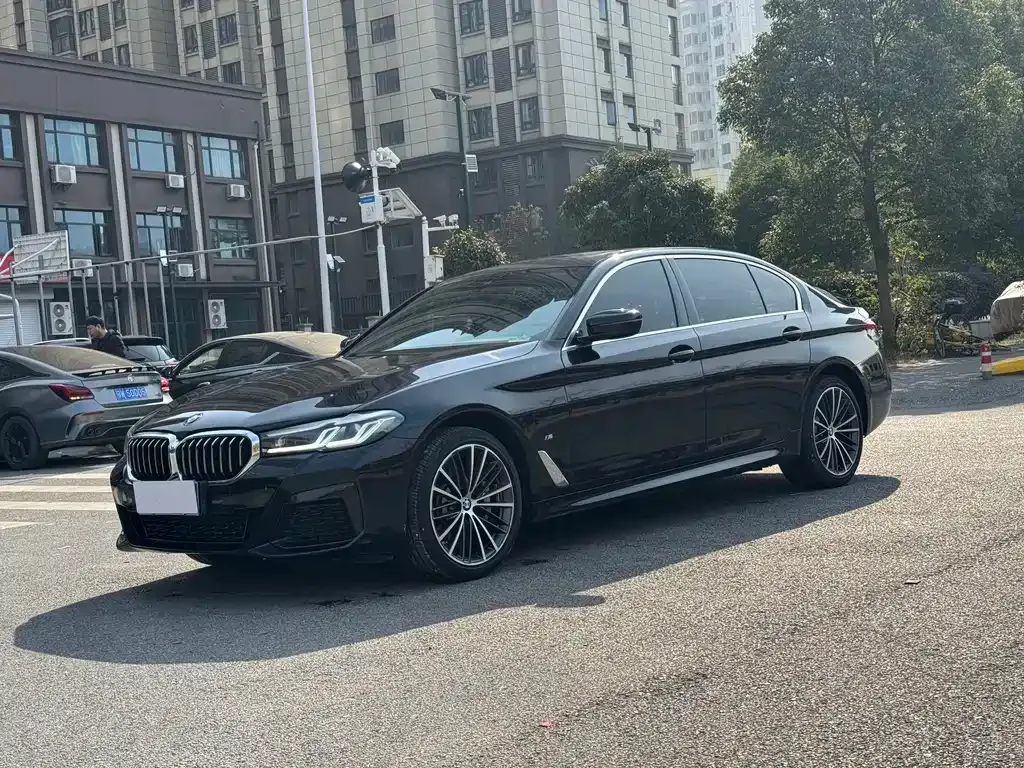 BMW 5 Series — фото 1