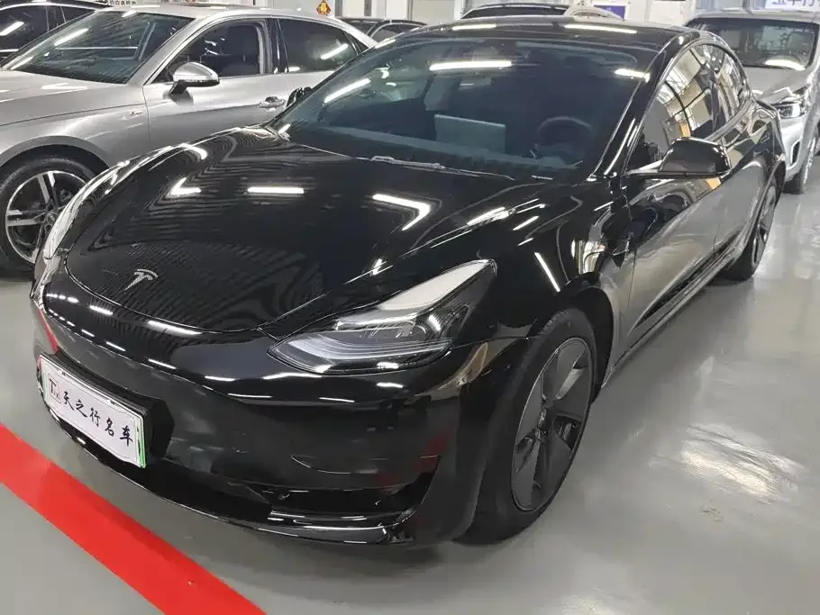 Tesla Model 3 — фото 1