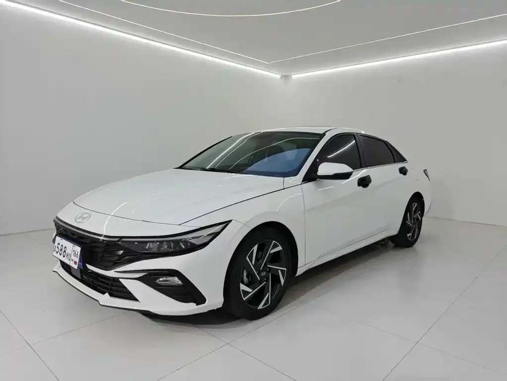Hyundai Elantra — фото 1