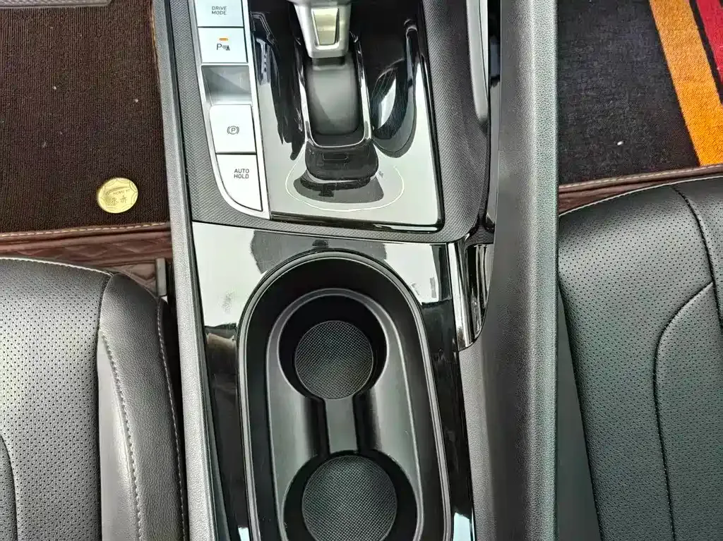Hyundai Elantra — фото 10