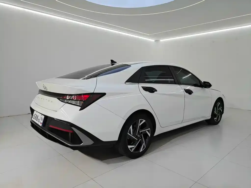 Hyundai Elantra — фото 4