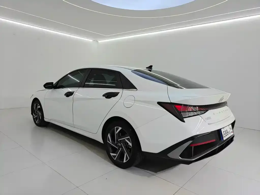 Hyundai Elantra — фото 2