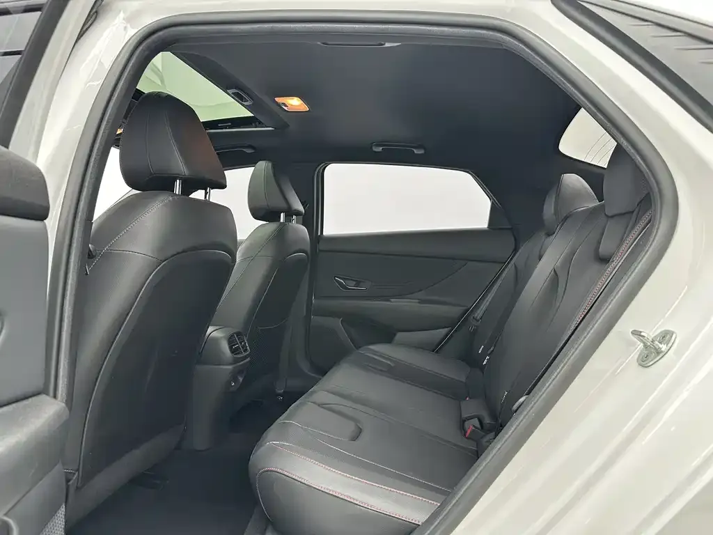 Hyundai Elantra — фото 10